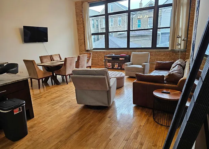 4 Bedroom Sleeps 20 People Apartment Chicago