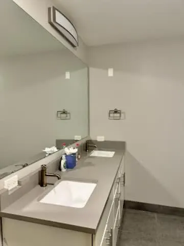 4 Bedroom Sleeps 20 People Chicago