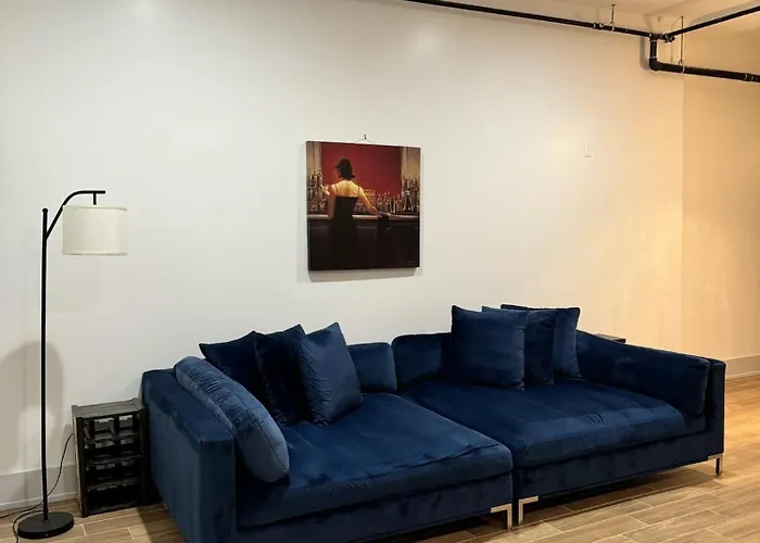 Apartment 4 Bedroom Sleeps 20 People Chicago