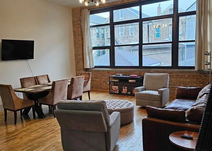 4 Bedroom Sleeps 20 People Apartment Chicago