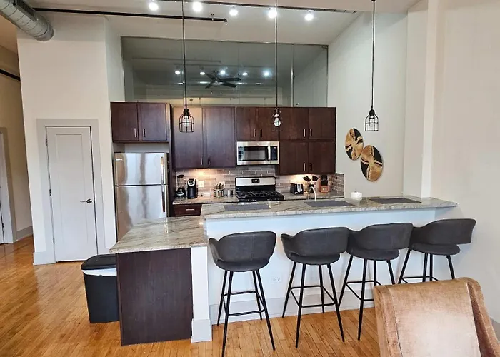 4 Bedroom Sleeps 20 People * Chicago