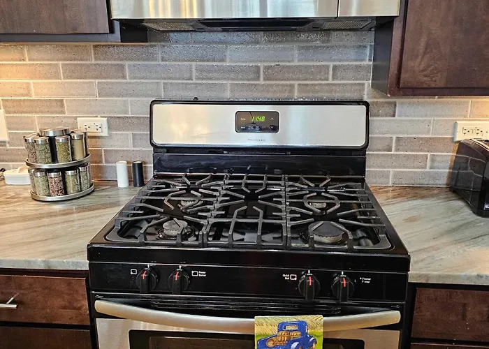 4 Bedroom Sleeps 20 People Chicago