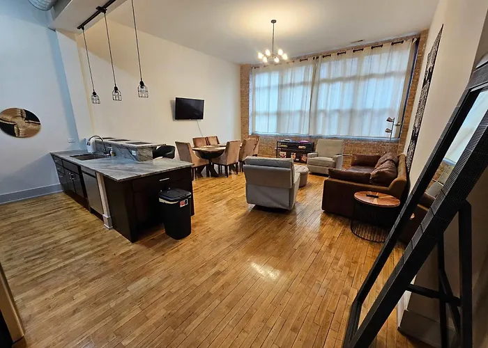 4 Bedroom Sleeps 20 People Chicago