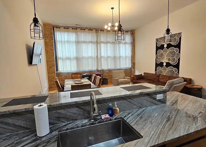 Apartment 4 Bedroom Sleeps 20 People