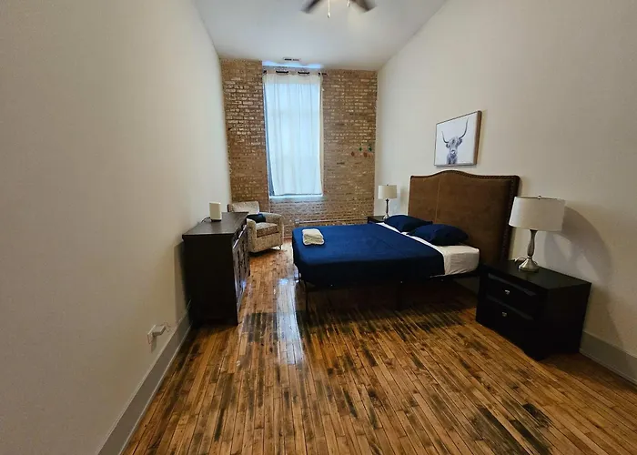 4 Bedroom Sleeps 20 People Apartment Chicago