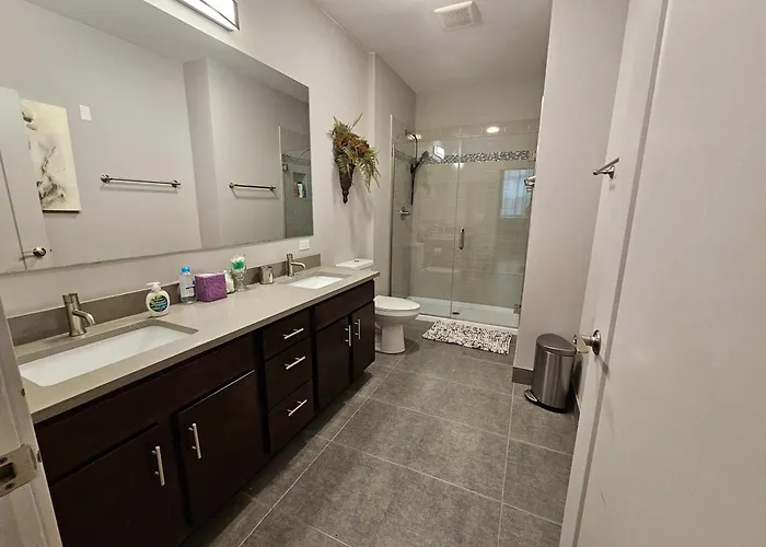 Apartment 4 Bedroom Sleeps 20 People Chicago
