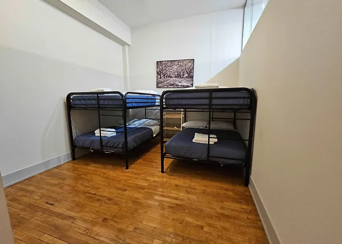 4 Bedroom Sleeps 20 People * Chicago