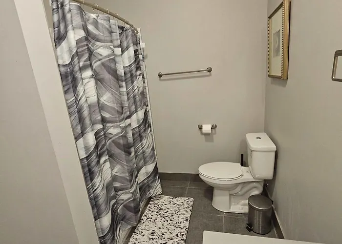 4 Bedroom Sleeps 20 People * Chicago