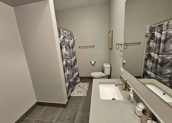 4 Bedroom Sleeps 20 People Chicago