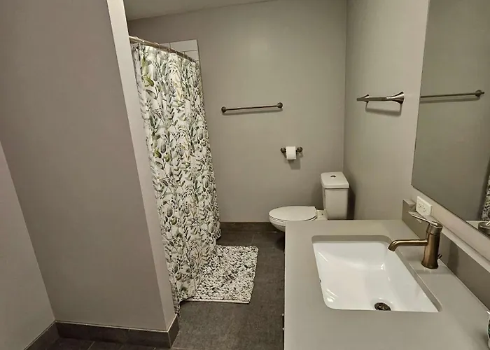 4 Bedroom Sleeps 20 People * Chicago