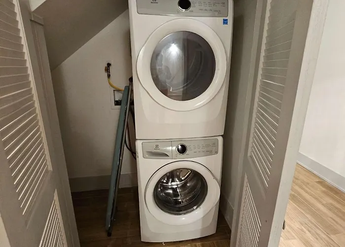 4 Bedroom Sleeps 20 People Apartment Chicago