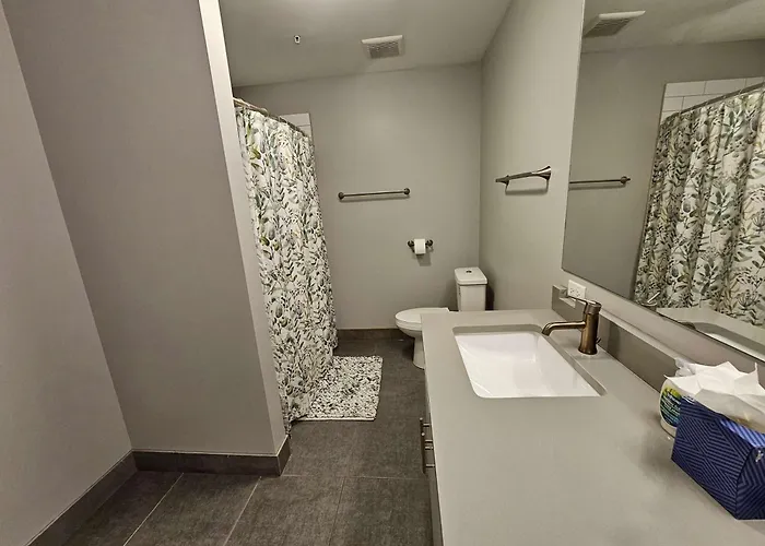 Apartment 4 Bedroom Sleeps 20 People Chicago