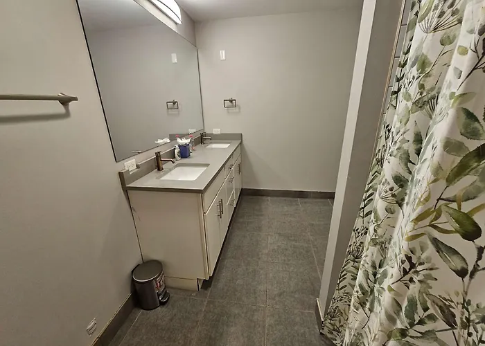 Apartment 4 Bedroom Sleeps 20 People