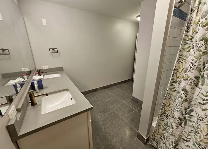 Apartment 4 Bedroom Sleeps 20 People *