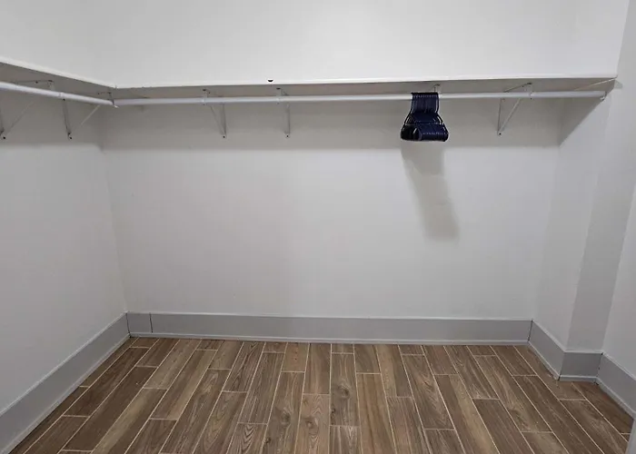 Apartment 4 Bedroom Sleeps 20 People *