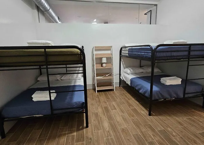 4 Bedroom Sleeps 20 People Apartment *