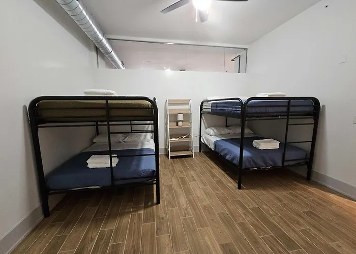 Apartment 4 Bedroom Sleeps 20 People Chicago