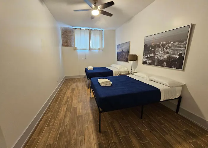 4 Bedroom Sleeps 20 People Apartment *