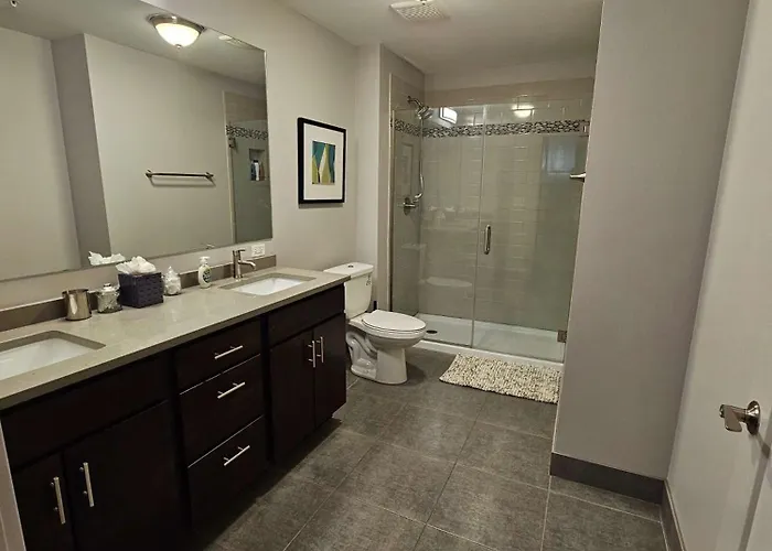 Apartment 4 Bedroom Sleeps 20 People Chicago