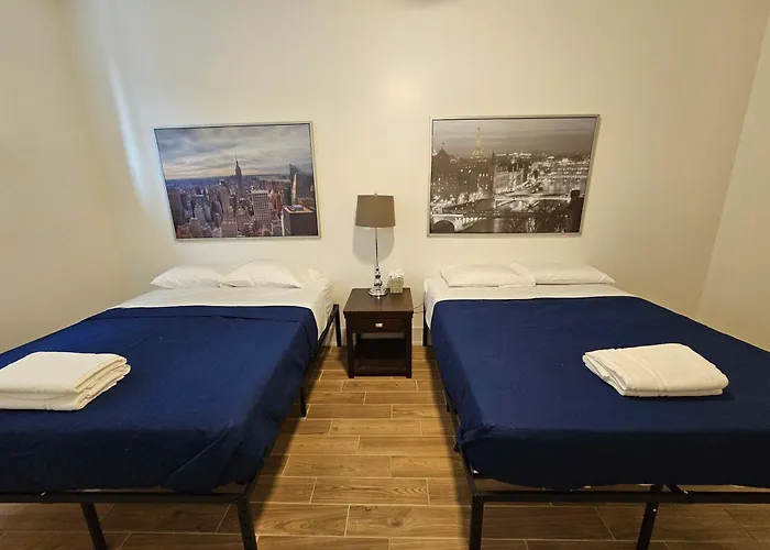 4 Bedroom Sleeps 20 People Apartment Chicago