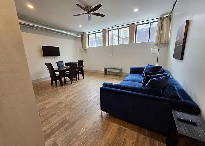 4 Bedroom Sleeps 20 People Apartment *