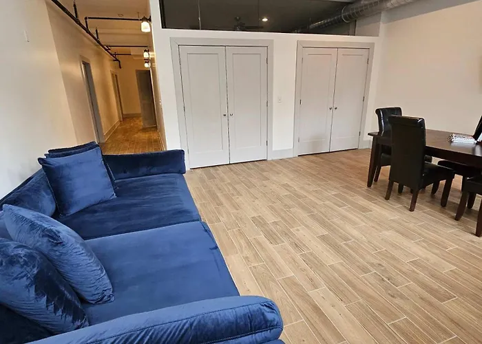 Apartment 4 Bedroom Sleeps 20 People Chicago