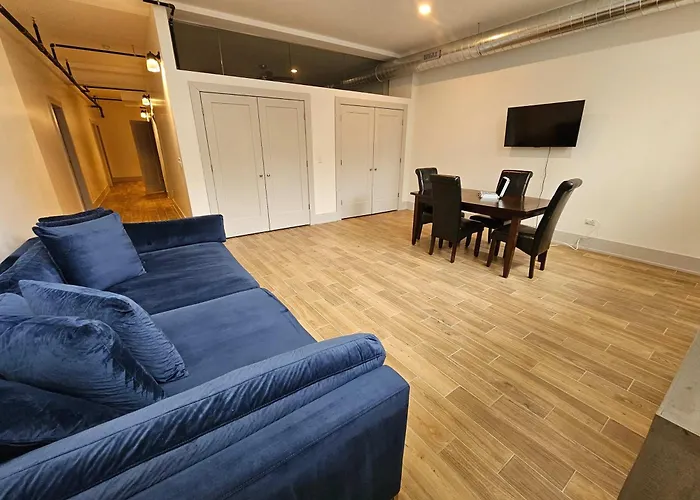 4 Bedroom Sleeps 20 People Chicago