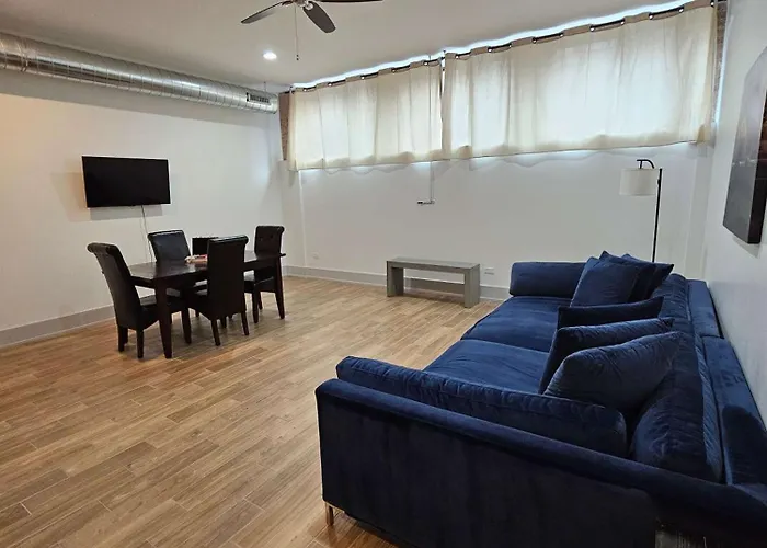 4 Bedroom Sleeps 20 People * Chicago