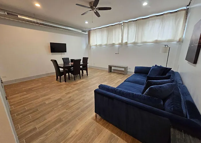 4 Bedroom Sleeps 20 People Apartment Chicago