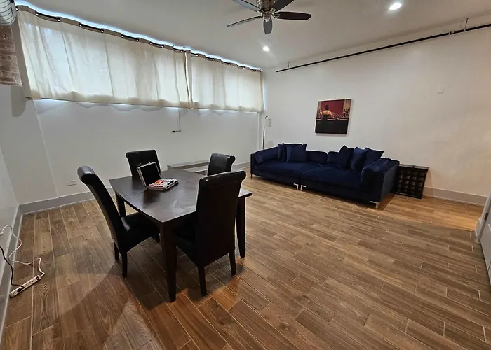 4 Bedroom Sleeps 20 People * Chicago