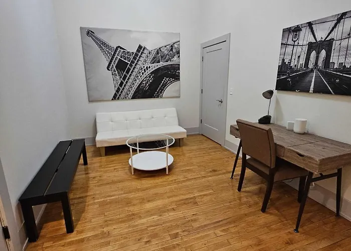 Apartment 4 Bedroom Sleeps 20 People Chicago