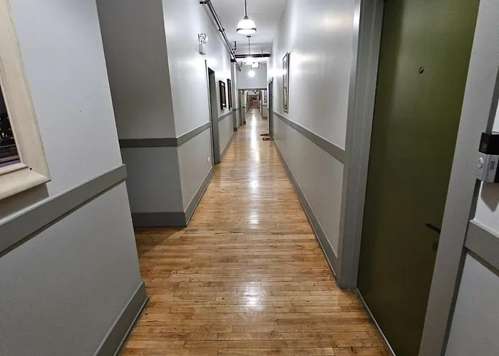 4 Bedroom Sleeps 20 People * Chicago