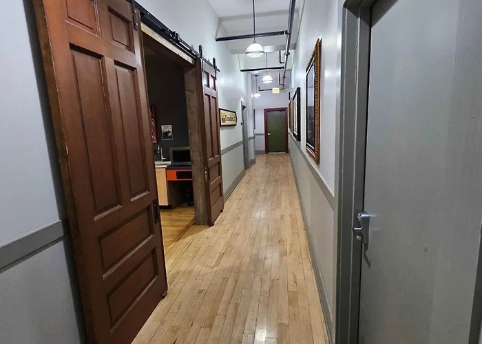 4 Bedroom Sleeps 20 People Apartment *