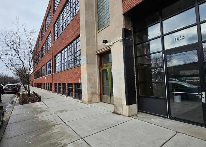 4 Bedroom Sleeps 20 People Apartment Chicago